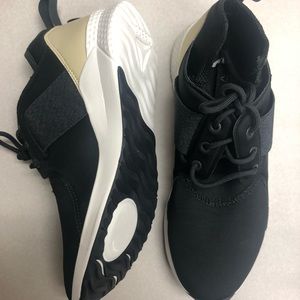 Size 8.5 Reebok Guresu shoes